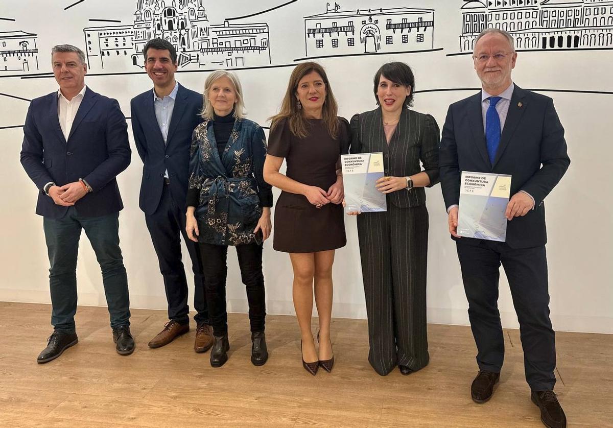 Miguel Taín (i) , Javier Turienzo, Covadonga Toca, María Bastida, María Jesús Lorenzana y Roberto Pereira, este martes en la presentación del informe