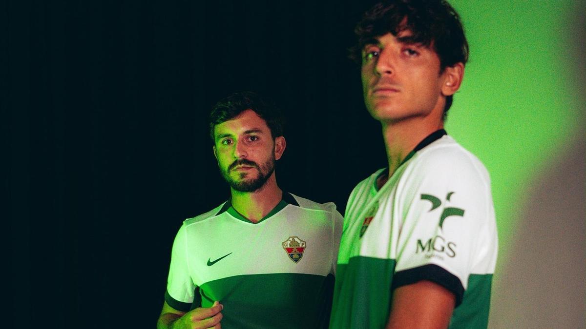 Gonzalo Villar y Víctor Chust posan con la nueva equipación.