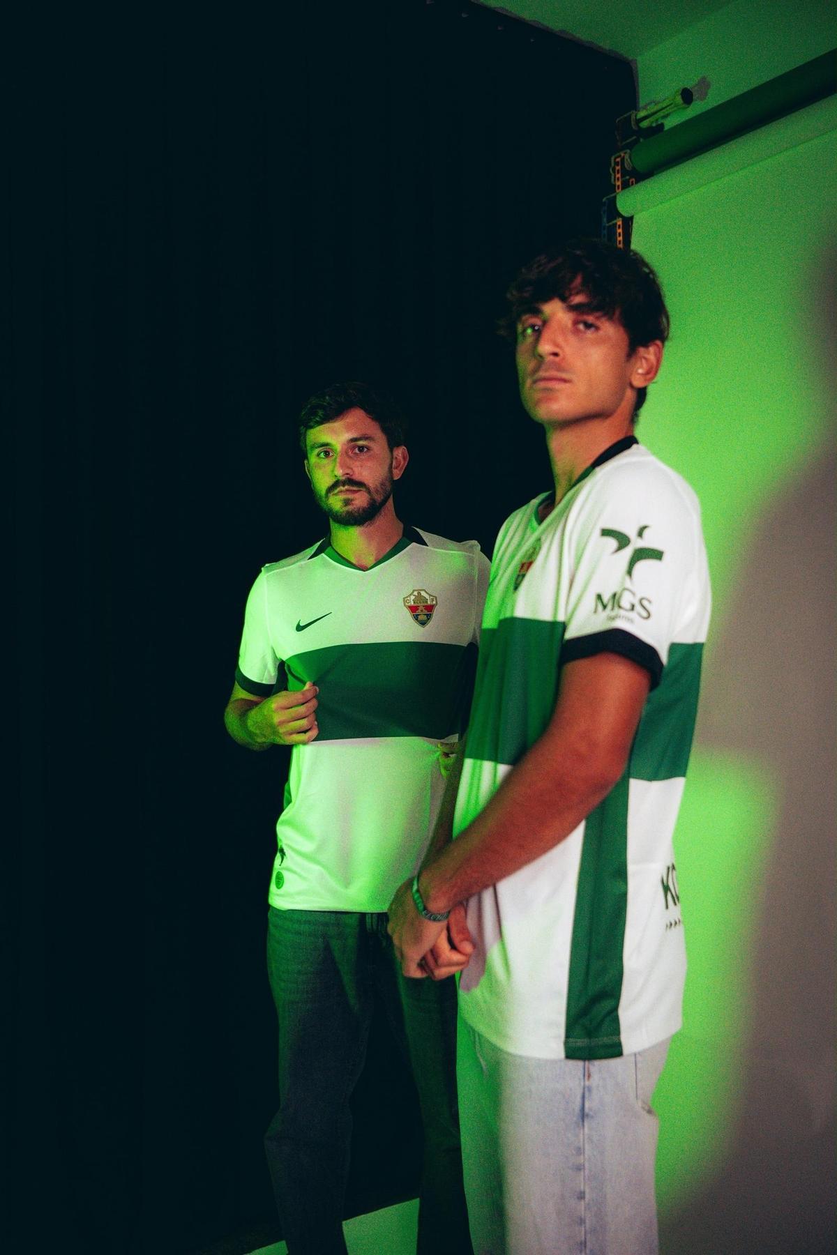 Gonzalo Villar y Víctor Chust posan con la nueva equipación.