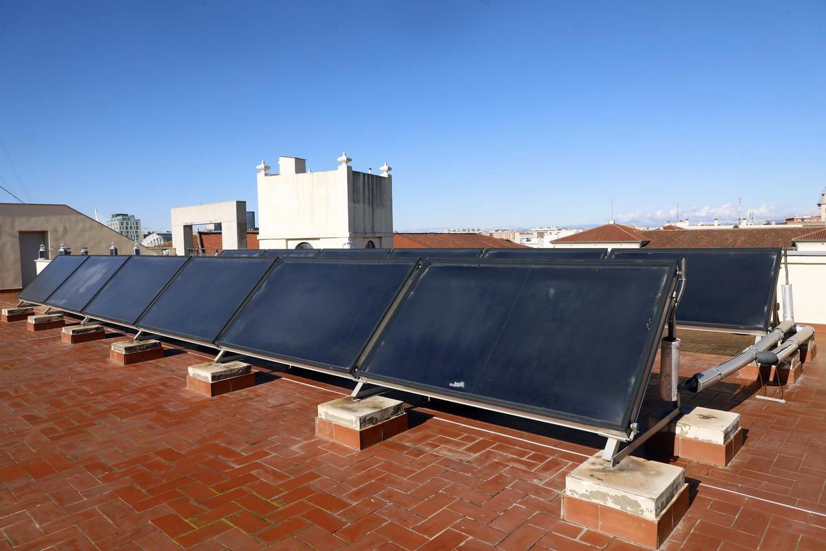 Detalle de una planta fotovoltaica instalada en un edificio de València.