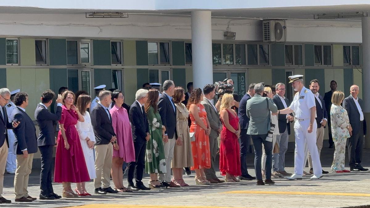 El Rey Felipe VI saluda a las autoridades en Las Alcaravaneras, en Las Palmas de Gran Canaria, en los actos por el Día de las Fuerzas Armadas