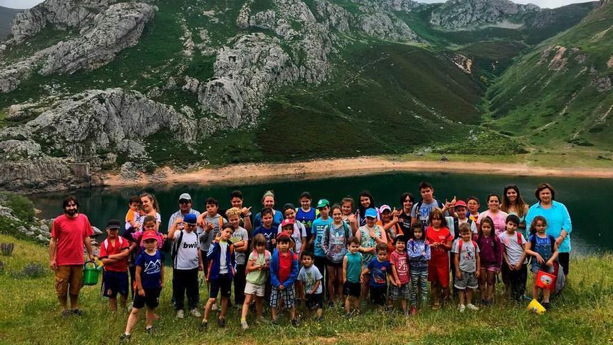 Alumnos y maestros del colegio público Flórez Estrada, ayer, de paseo por los lagos de Saliencia (Somiedo).