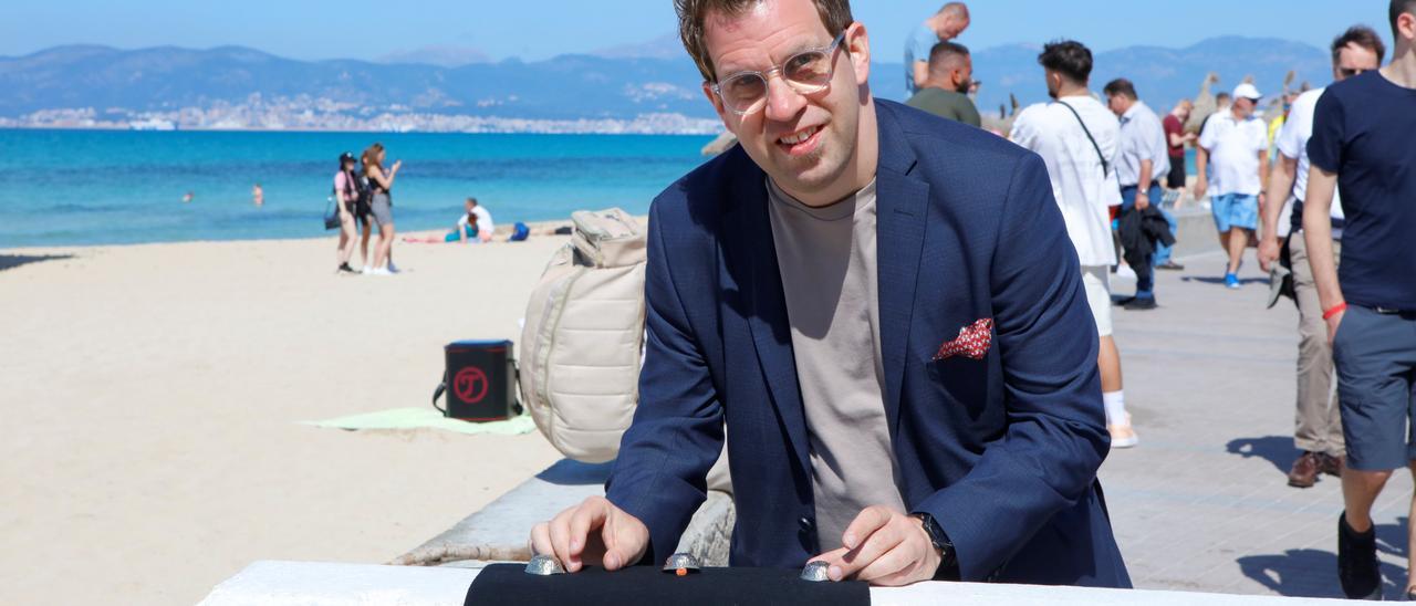 Der Show-Falschspieler Maik M. Paulsen gibt an der Playa de Palma eine Kostprobe seiner Kunst.