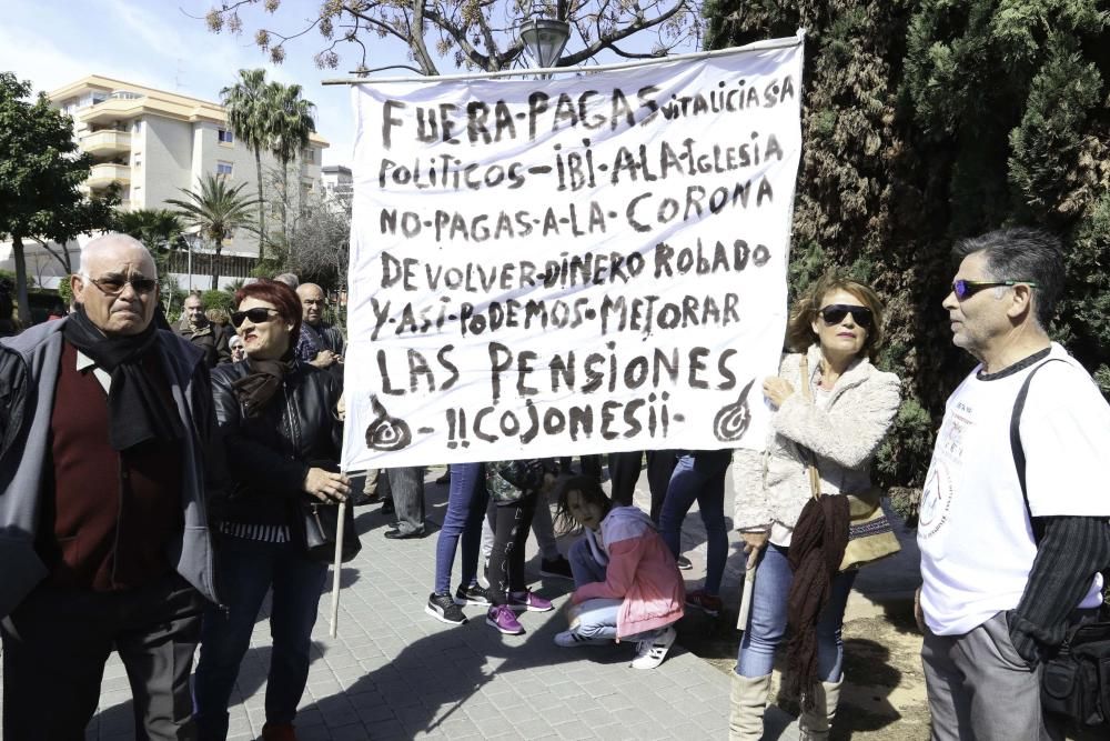 Tres generaciones llenan el parque de la Paz y acusan a los diferentes gobiernos de "olvidar" a los ciudadanos