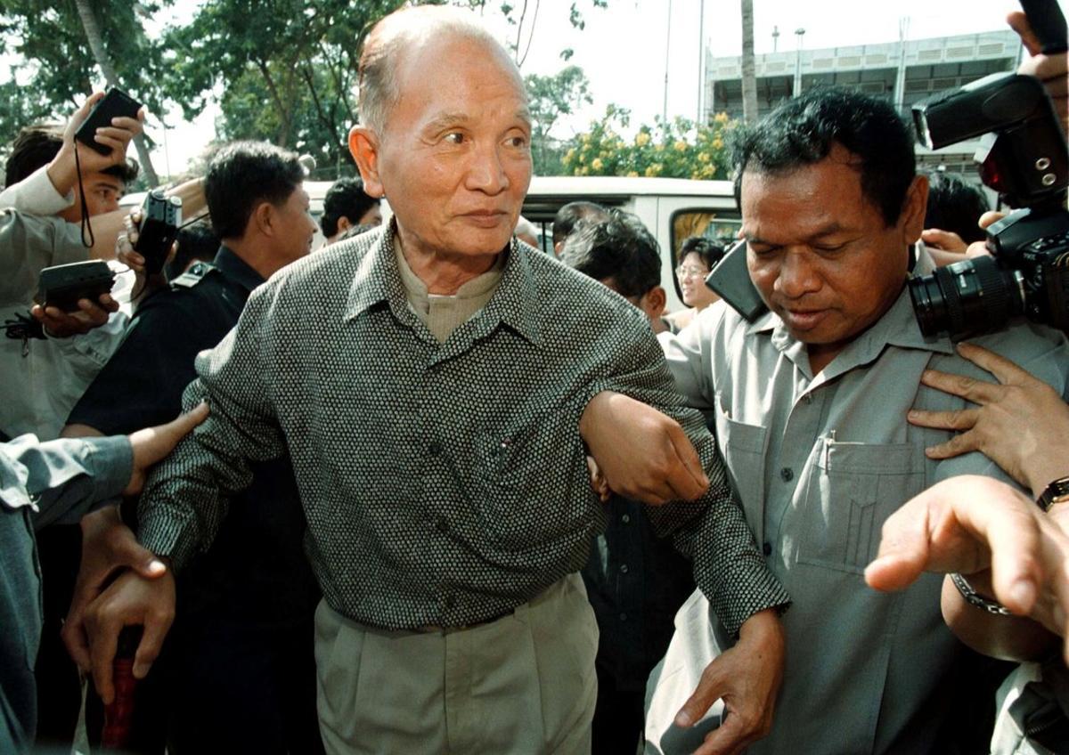 FILE PHOTO: A frail Nuon Chea, the late Pol Pot’s brother number two, arrives at a Phnom Penh hotel after meeting with Cambodia’s Prime Minister Hun Sen December 29, 1998.  REUTERS/File Photo