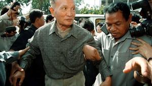 FILE PHOTO: A frail Nuon Chea, the late Pol Pot’s brother number two, arrives at a Phnom Penh hotel after meeting with Cambodia’s Prime Minister Hun Sen December 29, 1998.  REUTERS/File Photo