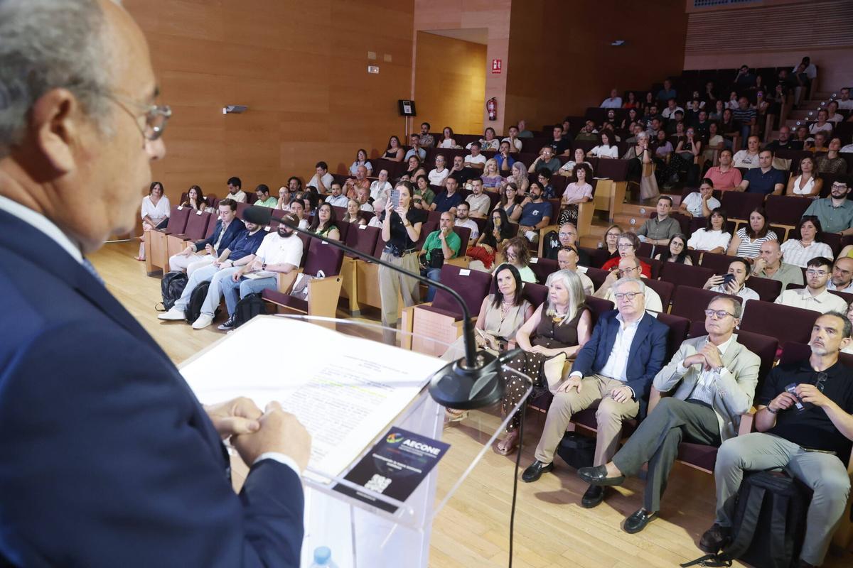 Congreso “Inteligencia Artificial sin barreras”, organizado por la Cámara de Comercio de Córdoba y cofinanciado por la Consejería de Empleo, Empresa y Trabajo Autónomo de la Junta de Andalucía. Intervendrán el presidente de la Cámara Oficial de Comercio, Industria y Servicios de Córdoba, Antonio Díaz, y la delegada de Empleo, Empresa y Trabajo Autónomo de la Junta de Andalucía en Córdoba, Mª Dolores Gálvez