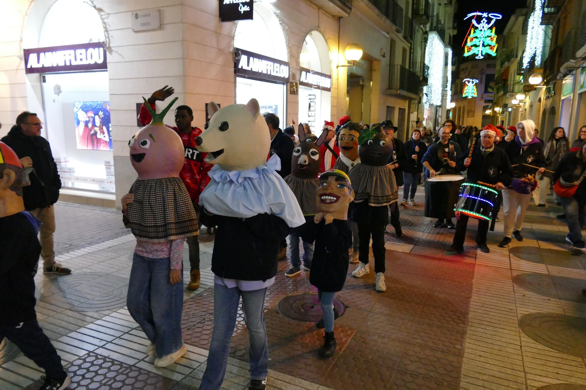 Figueres estrena sis nous capgrossos amb una cercavila pel centre de la ciutat