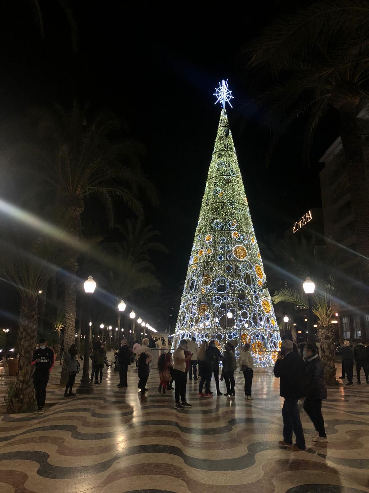 La iluminación ha sido recibida por el público presente con gran expectación, entre exclamaciones de ademiración y aplausos.