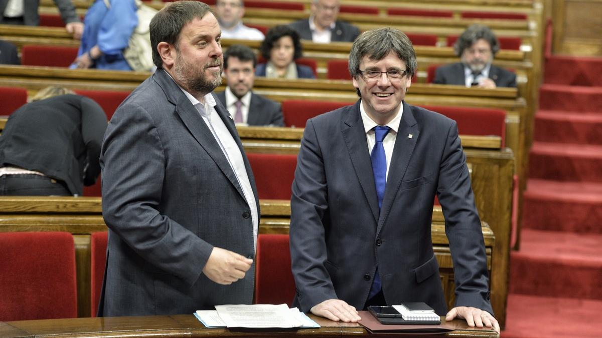 Carles Puigdemont y Oriol Junqueras, este miércoles en el Parlament.