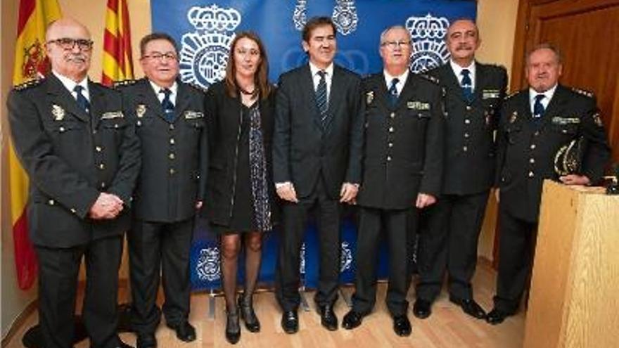 D&#039;esquerra a dreta, l&#039;excomissari de Fronteres, el Comissari principal, l&#039;alcaldessa de la Jonquera, el subdelegat del Govern a Girona, el cap de la Policia Nacional a Catalunya i el nou comissari de Fronteres.