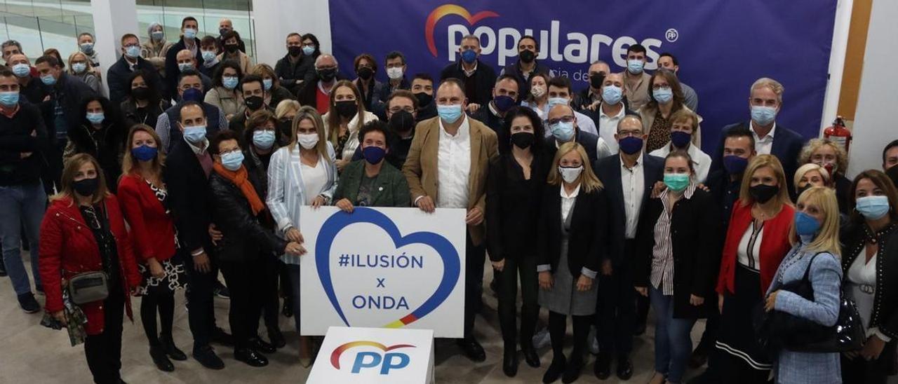 Foto de familia de los populares tras la elección de Carmina Ballester como nueva presidenta del PP de Onda, el pasado 11 de noviembre