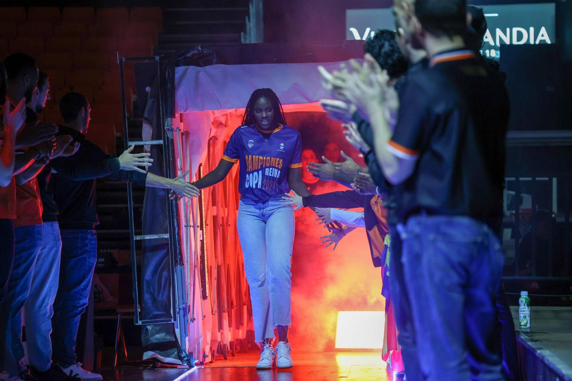 El Valencia Basket celebra a lo grande la Copa de la Reina con su afición