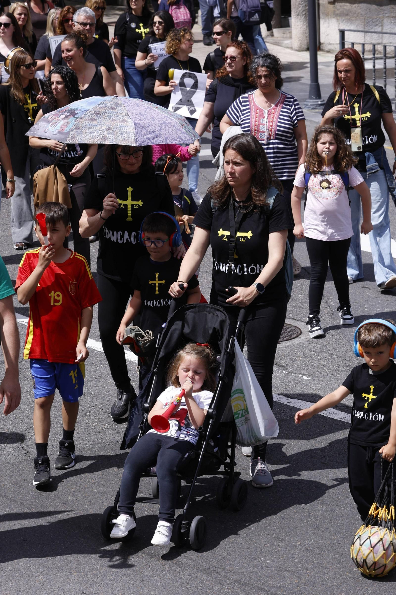 EN IMÁGENES: Cientos de profesores se manifiestan en Oviedo en la cuarta jornada de huelga