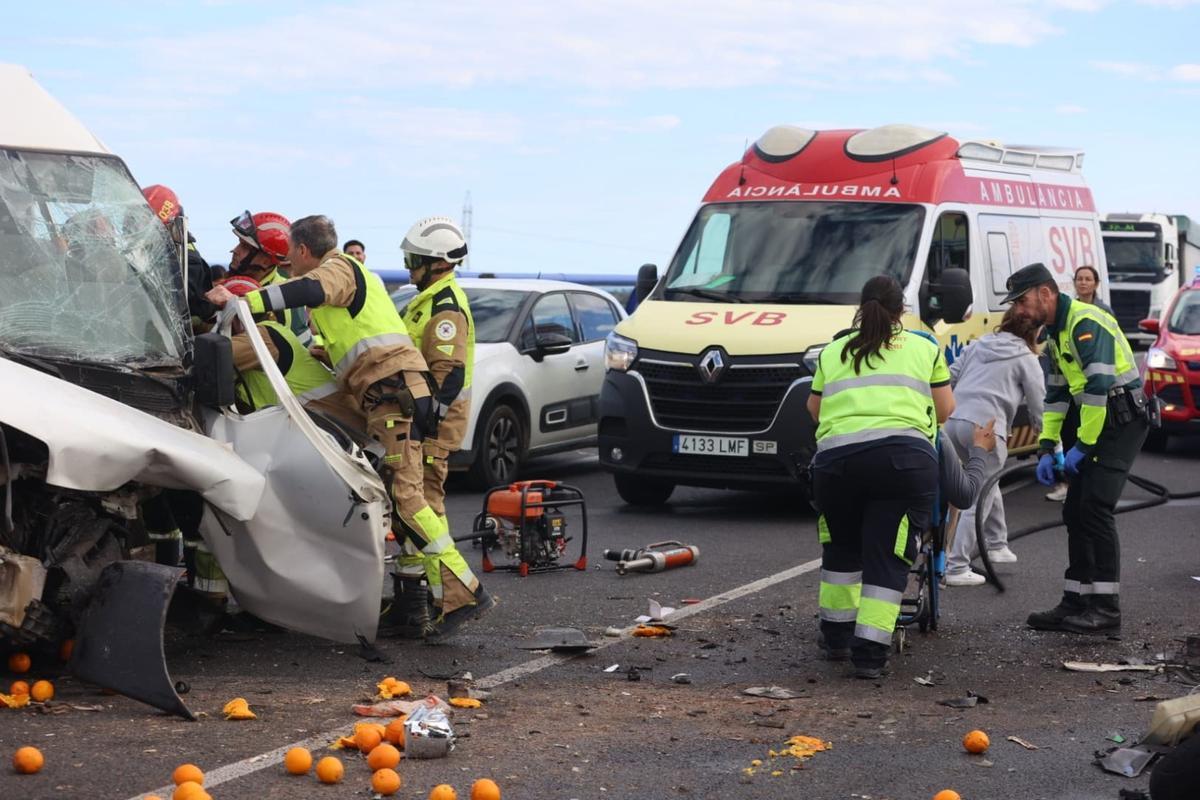 Medios sanitarios atienden a los heridos en el accidente