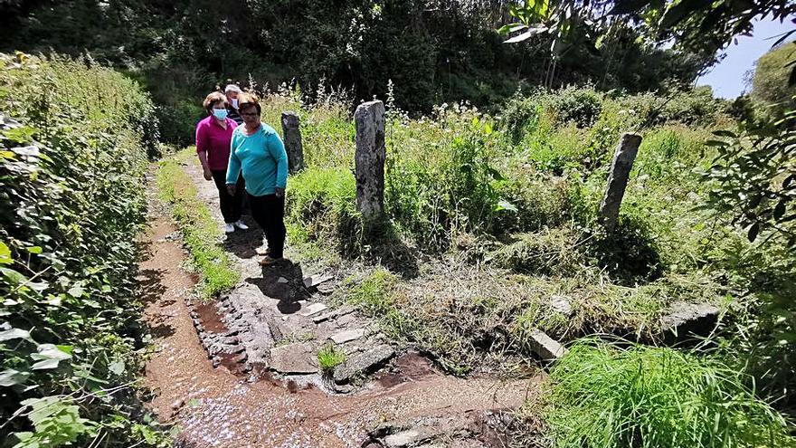 Vecinos de Sar en el sendero que piden acondicionar.   | // SANTOS ÁLVAREZ