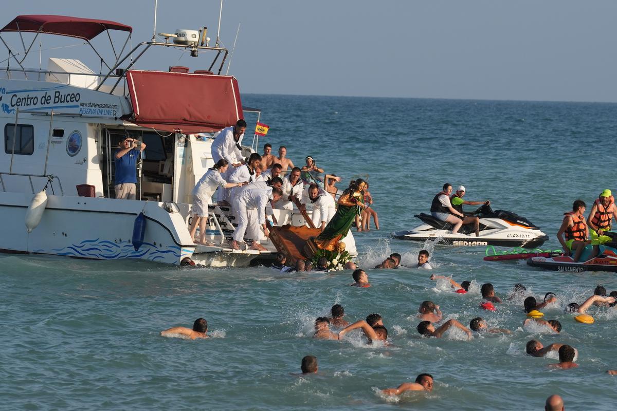 Momento en el que los marineros han lanzado al mar a la patrona desde embarcación tras llegar a Moncofa.