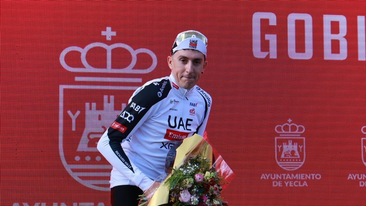 Marc Soler, en el podio tras ganar la primera etapa de la Vuelta Ciclista a la Región de Murcia