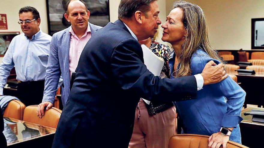 El ministro de Agricultura, Luis Planas, saluda a la diputada de Unidas Podemos por Las Palmas, Victoria Rosell, en el Congreso.