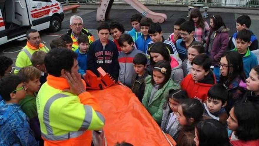 Los escolares de Navia escuchan a los técnicos de ambulancias.