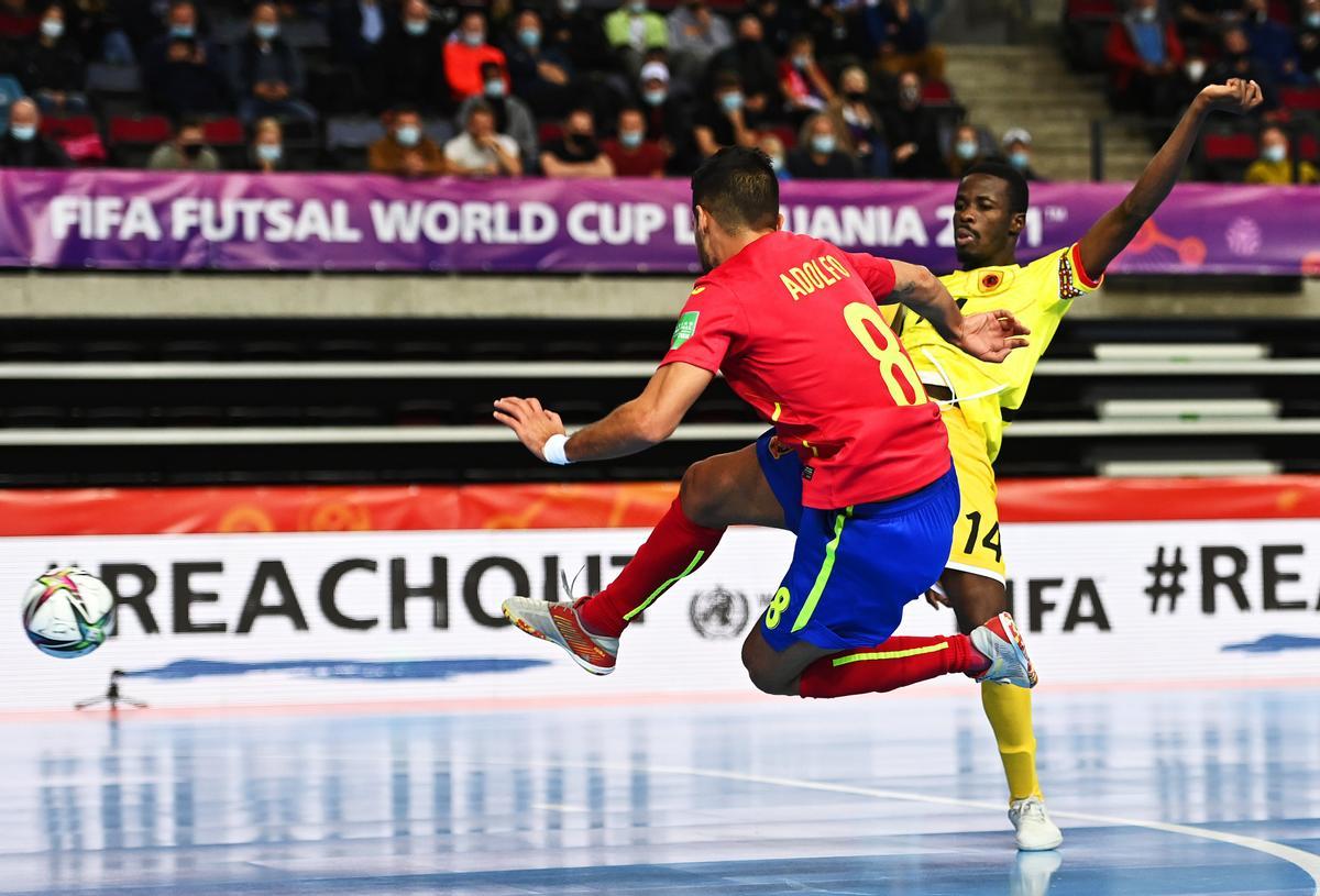 Adolfo en la jugada de uno de sus goles