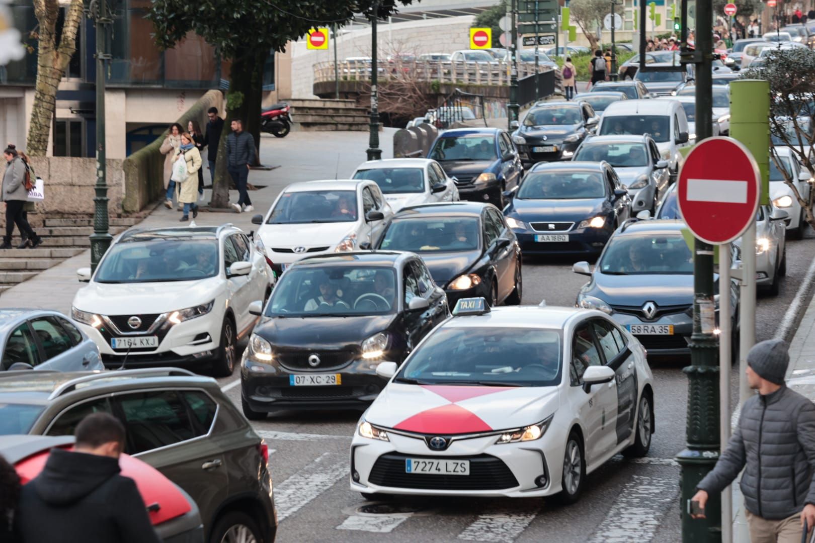 Diciembre comienza en Vigo con atascos por la Navidad