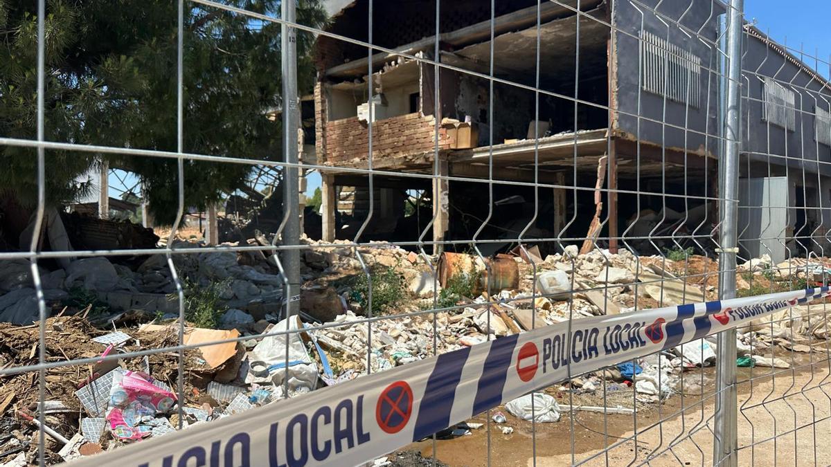 La Policía Local precinta la nave incendiada este domingo en la calle Artesanos de Torrent.