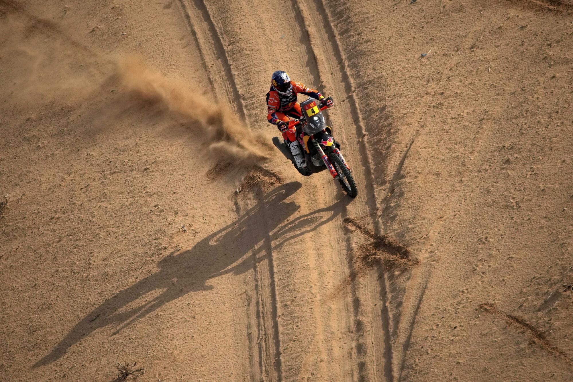 Rider Daniel Sanders competes during the seventh stage of the Dakar Rally with start and finish in Al Duwadimi, Saudi Arabia, Sunday, Jan. 12, 2025. (AP Photo/Christophe Ena). EDITORIAL USE ONLY/ONLY ITALY AND SPAIN