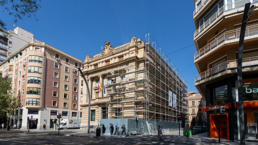 Andamios en parte de la fachada frontal y en el lateral del Banco de España, en Gran Vía.  | FRANCISCO PEÑARANDA