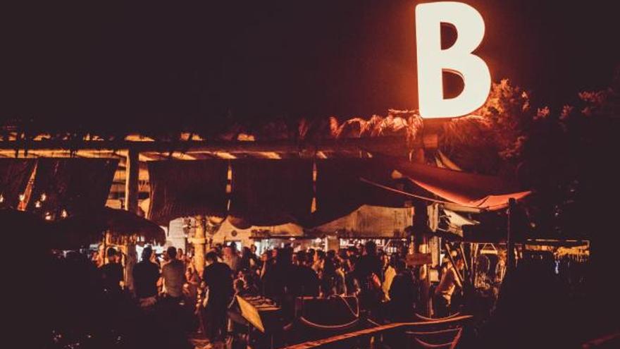 Beso Beach ofrece cocina vasco-mediterránea y cuenta con sus propios DJ.