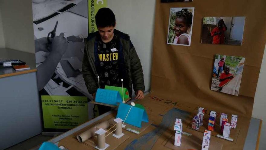 Dos instantes del taller solidario &quot;Mi casita para Haití&quot; celebrado en las antiguas escuelas de San Frontis.