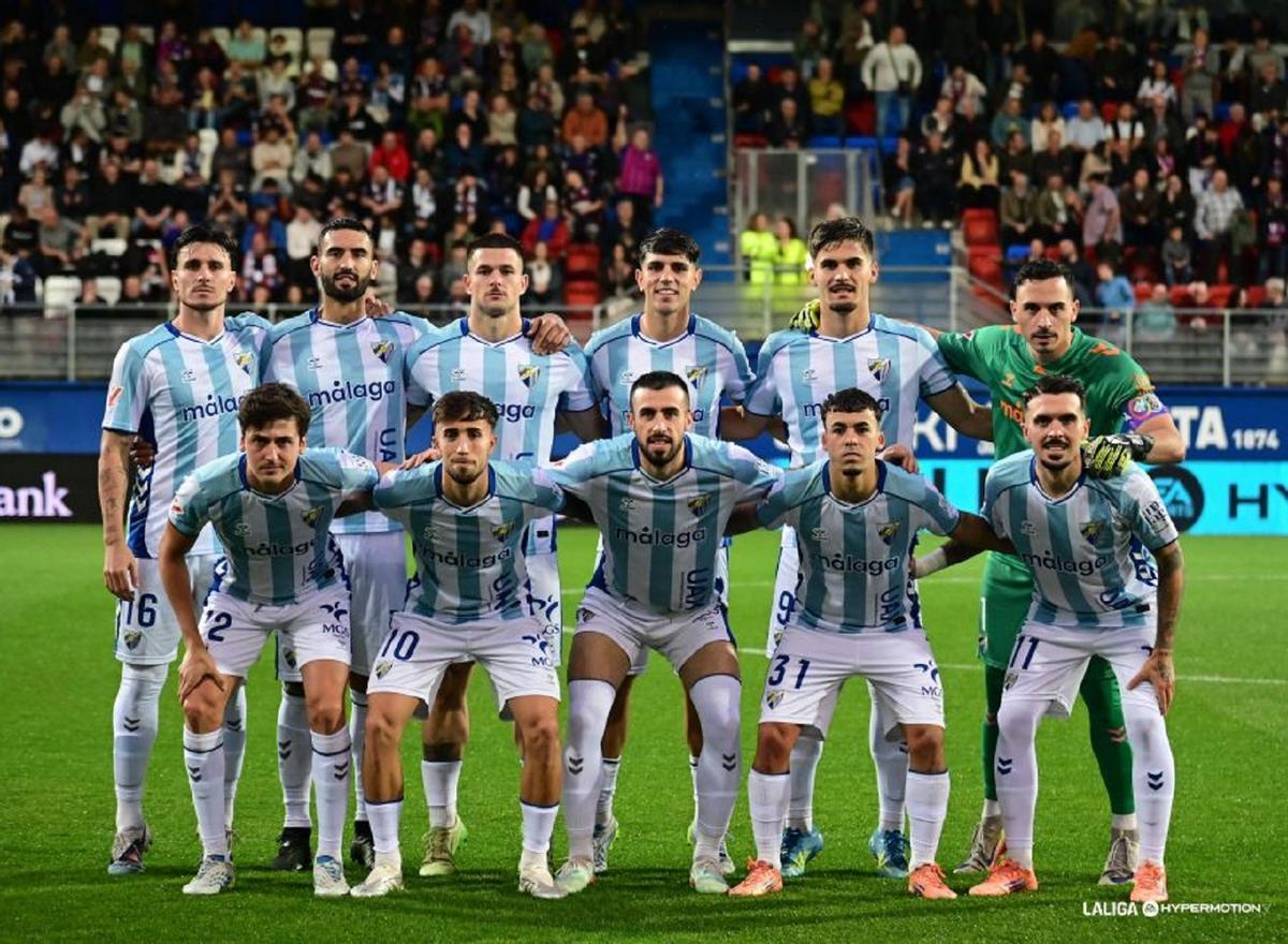 El once del Málaga CF en Ipurúa.