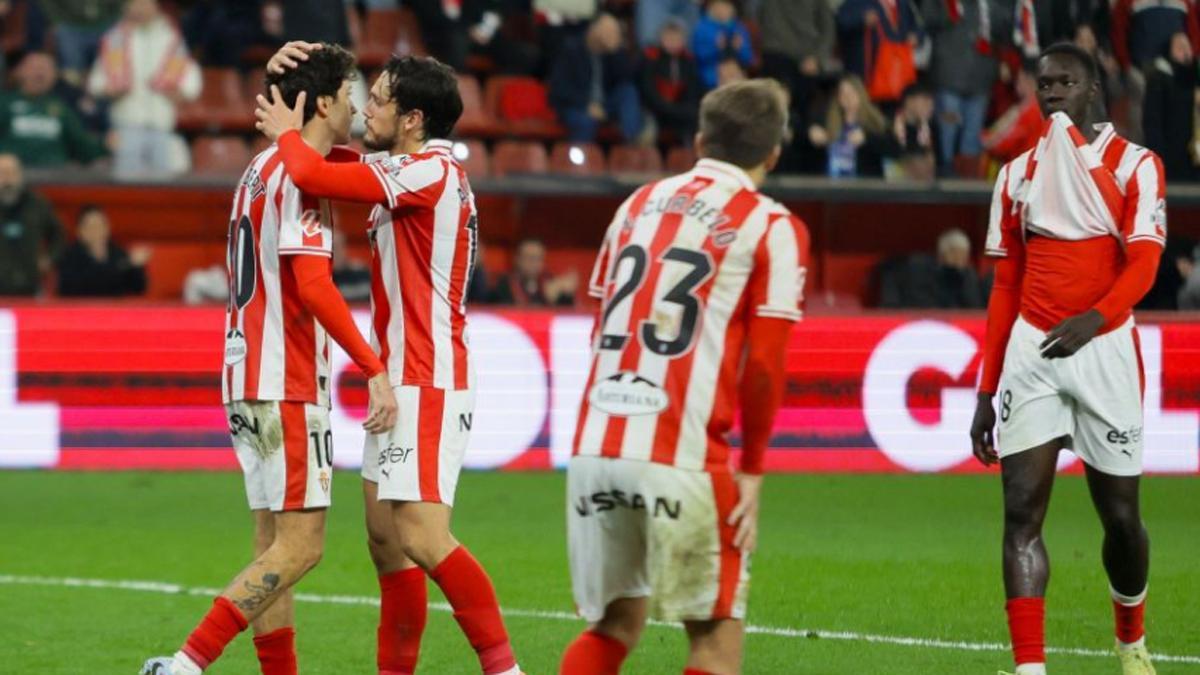 Los jugadores del Sporting, tras recibir un gol