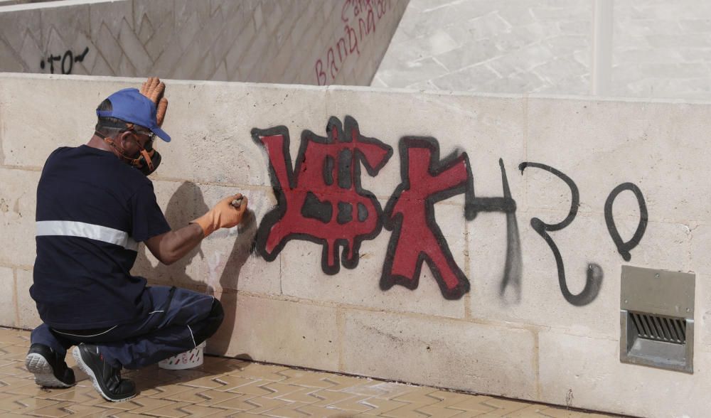 Limpieza de los gráfitis de la muralla de Palma
