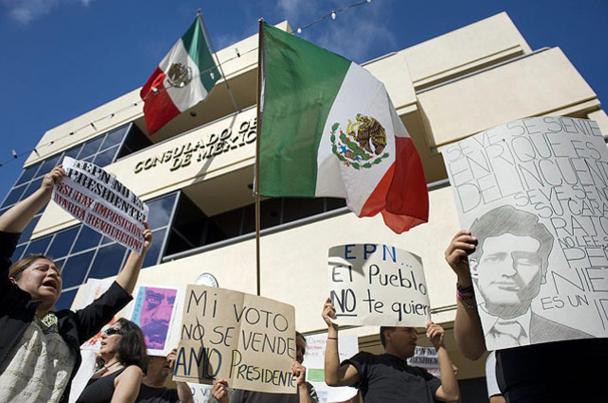 Un grup de manifestants, davant del consolat de Mèxic a San Diego (EUA),expressen el seu descontentament per les irregularitats a les presidencials mexicanes.