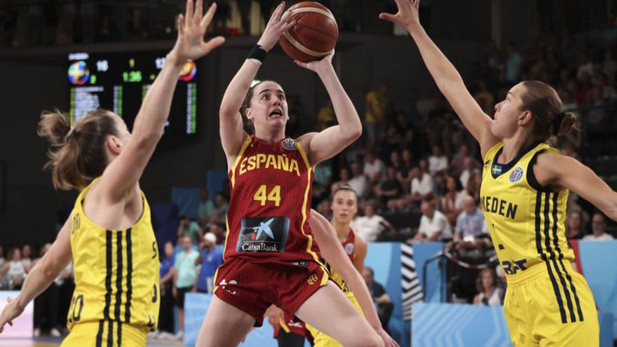 Iyana Martín lanza a canasta, ayer ante Suecia. | CHRISTIAN CHARISIUS / AP