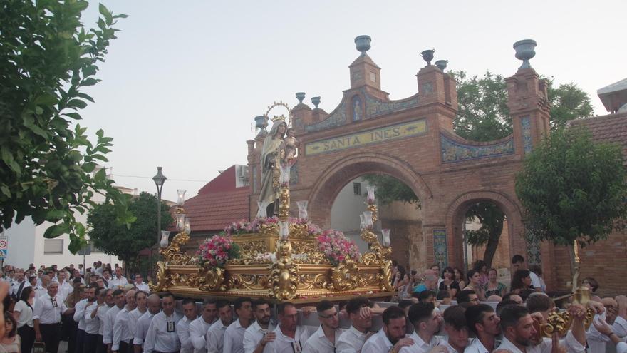 La procesión de la Virgen del Carmen de la Colonia de Santa Inés, en imágenes