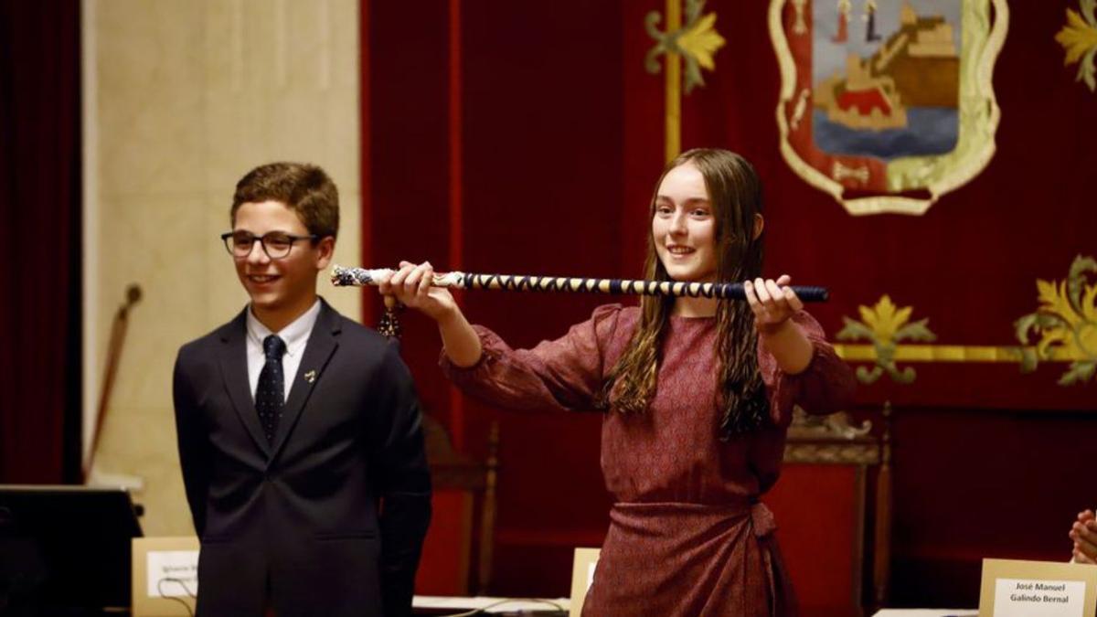 Claudia Moreno Moya, de Maristas, recibe el bastón de mando.