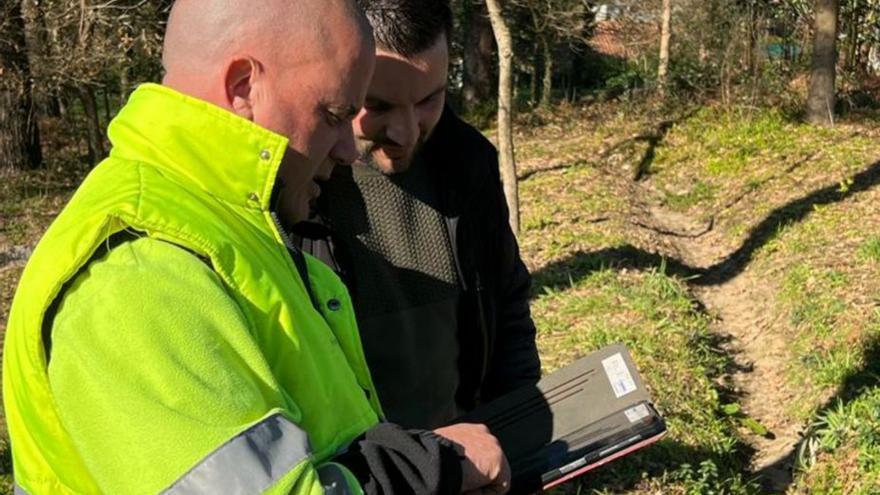 Un técnico municipal, con el concejal de obras, viendo la app.