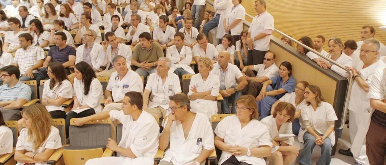 Una multitudinaria asamblea de médicos celebrada en Son Espases la pasada legislatura.