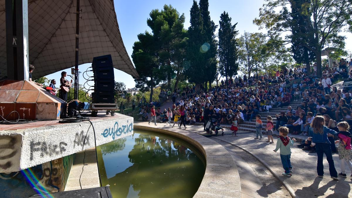 El público se repartió entre las escaleras, frente al escenario, y el césped