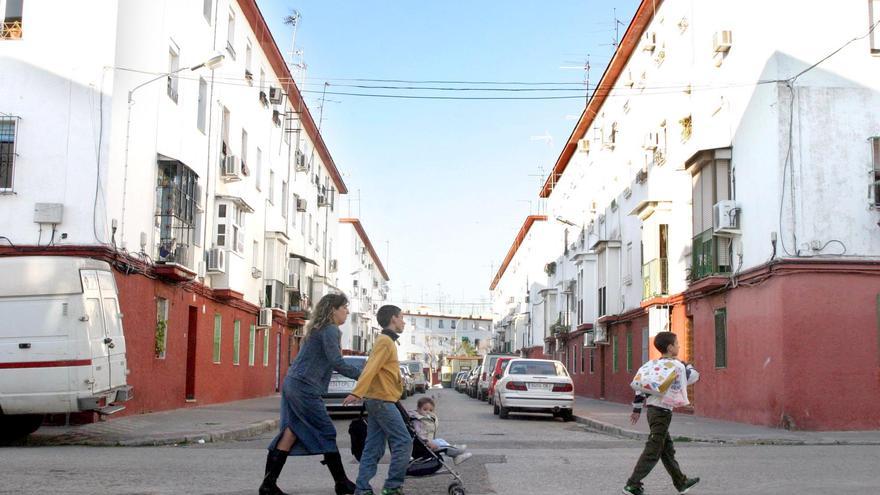 Abandonan a un bebé recién nacido en un portal de Sevilla