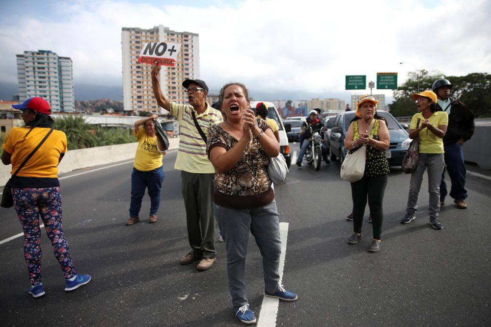 Centenares de personas han salido a las calles para protestar contra las últimas maniobras del régimen de Maduro.