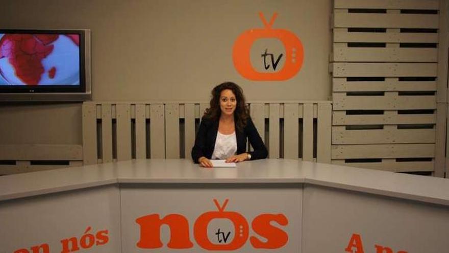 La presentadora Laura Gómez en el plató de la emisora.
