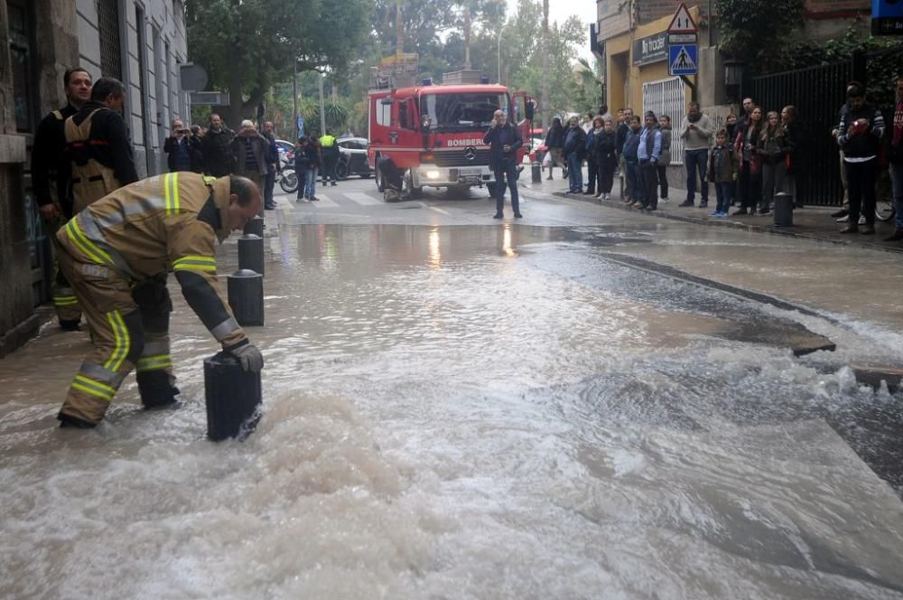 Revienta una tubería en el centro de Murcia