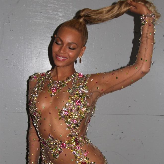 Beyoncé muy sexy con un vestido de pedrería transparente