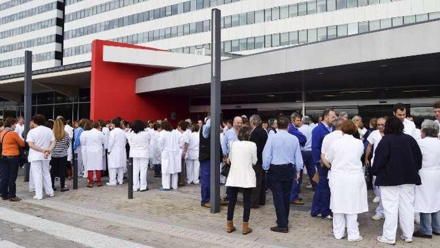 Concentración de trabajadores sanitarios en el HUCA.