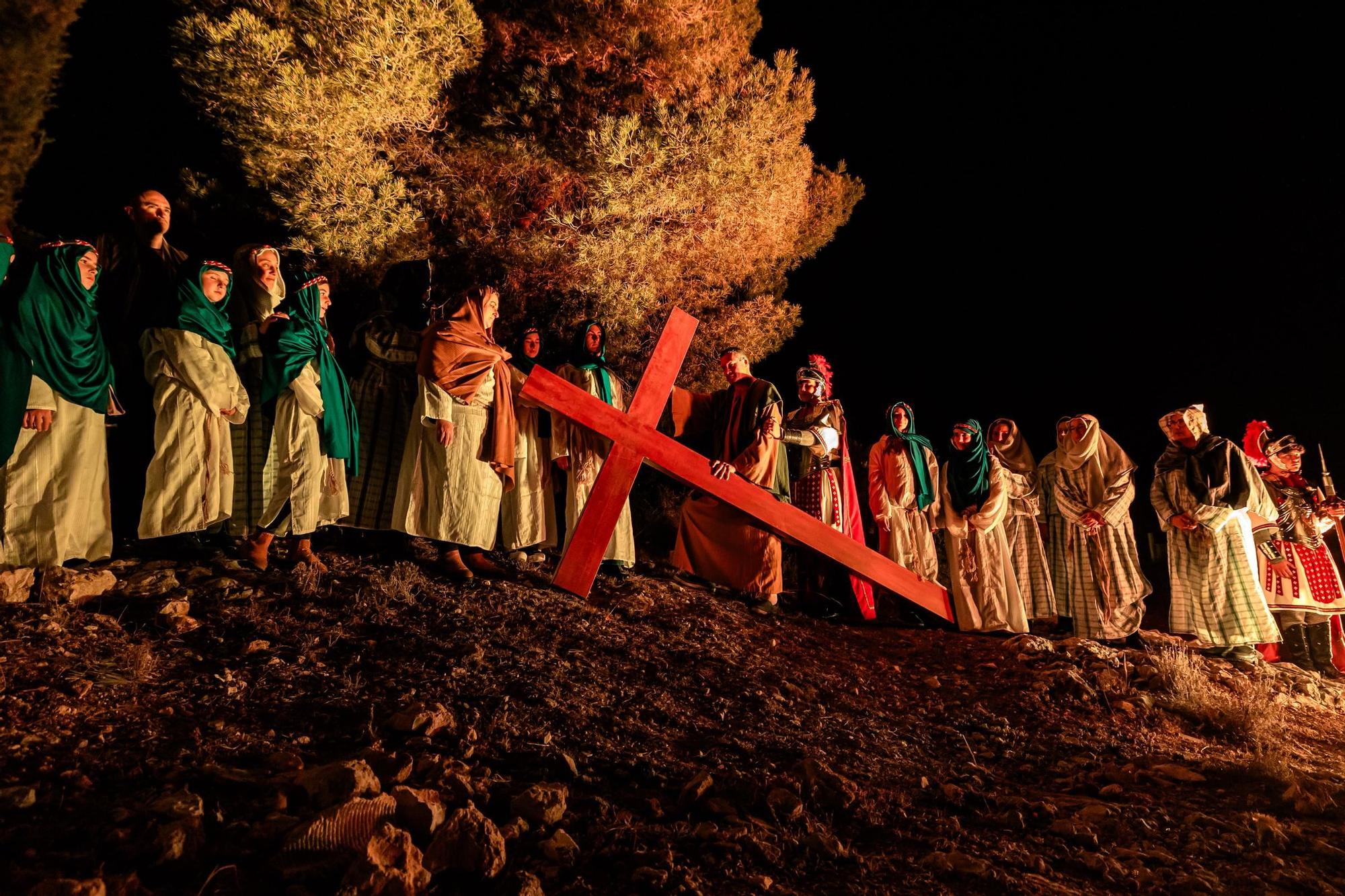 Actores y actrices amateurs escenifican “La Passió” de La Nucia en la noche del Jueves Santo