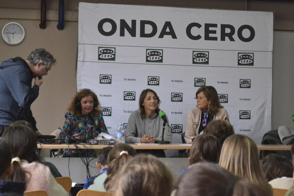 La extenista profesional Paola Suárez, con la concejala de Deportes, Conchita Méndez, a la derecha.