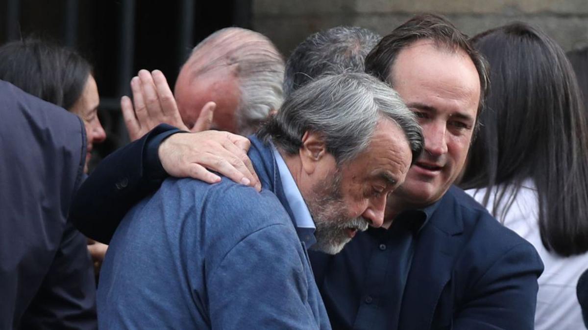 Pedro García Cuartango (primer término), durante el funeral.   | // R. GROBAS 